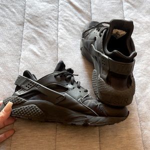 Nike black huaraches
